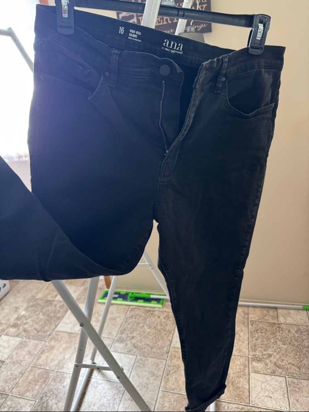 a.n.a Women's high-rise Skinny Jeans in Black